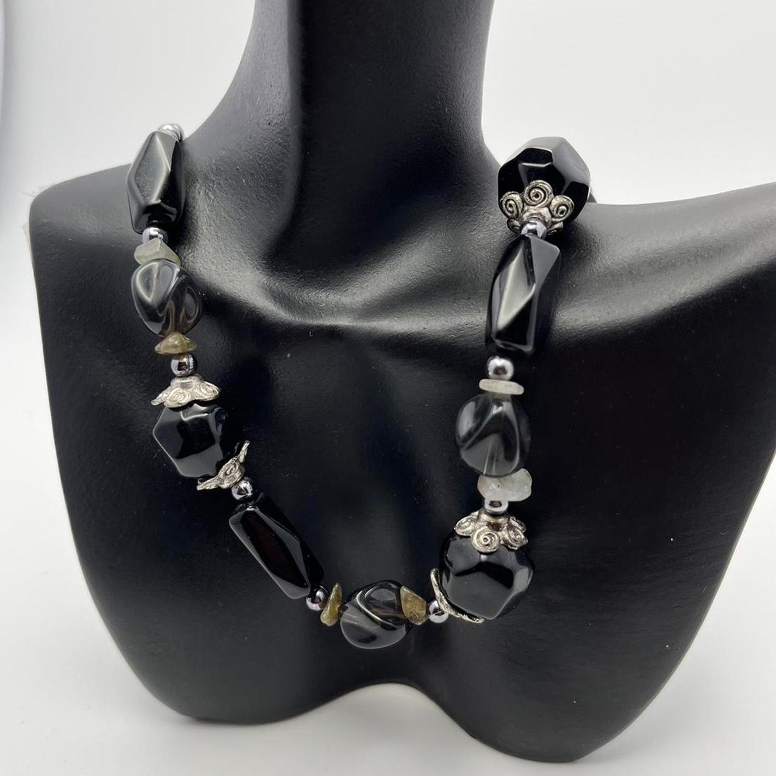 Vintage Silver Black Necklace 18$